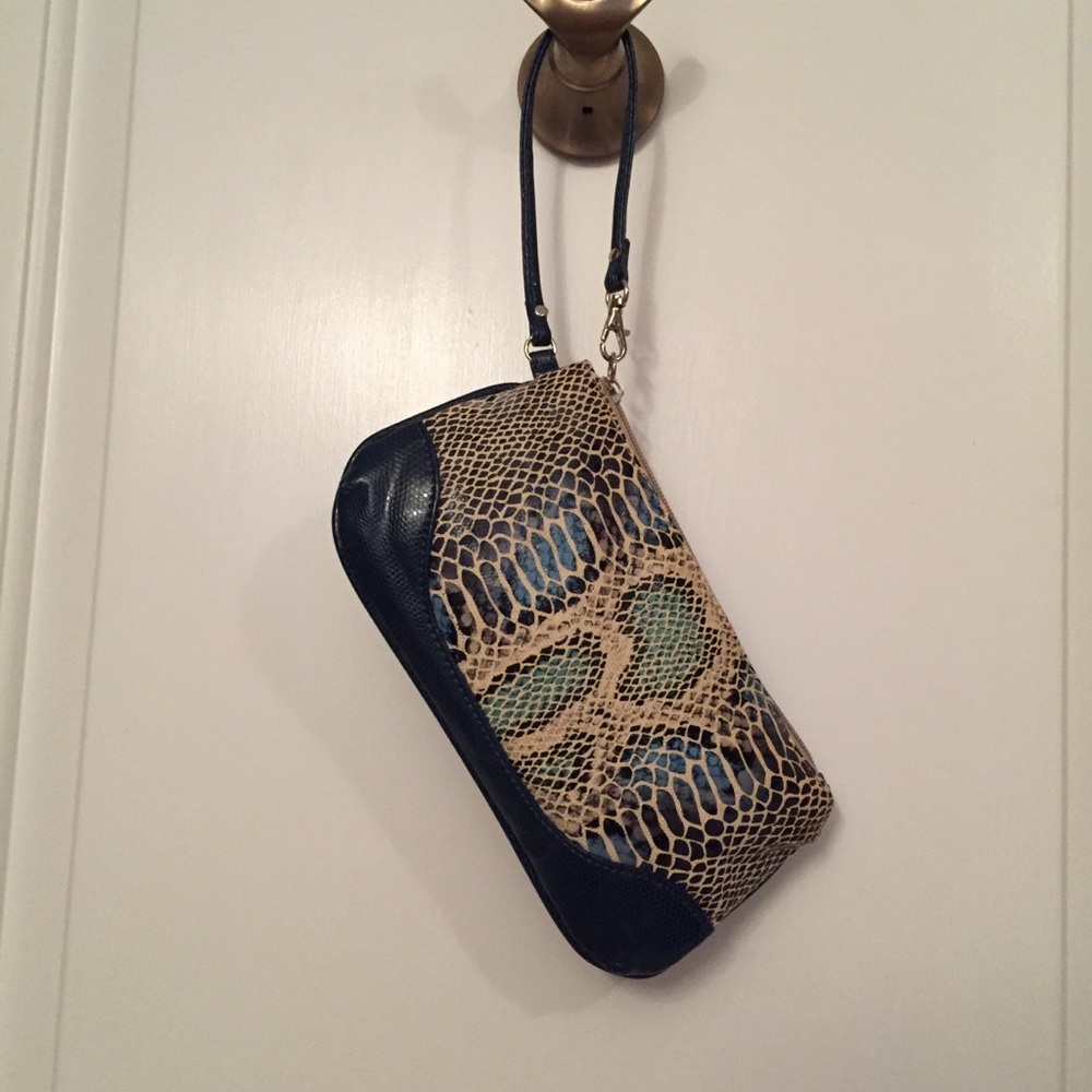 CACHE BAG WRISTLET BLUE CREAM REPTILE LOOK SMALL ZIP TOP CLUTCH WALLET